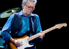 Com guitarra de Eric Clapton e violão de Elvis, leilão em NY reúne itens de estrelas da música
