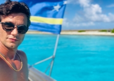 Tiago Holtz aproveita roteiro paradisíaco em destinos internacionais