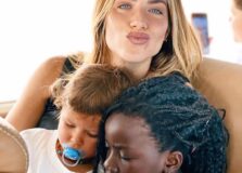 Giovanna Ewbank e filhos aproveitam o sul da Bahia