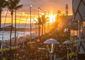 Seis trios elétricos animam prévia de Carnaval da Salvador FM