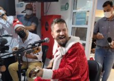 Cantor Saulo faz visita surpresa aos pacientes do Hospital Martagão Gesteira