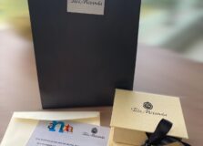 Anota Bahia e joalheria Tais Miranda presenteiam parceiros em ação de Natal