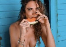 “A gente é tão mais feliz na praia”, diz Luciana Gimenez direto de Trancoso