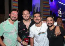 Ao lado de amigos, Caio Castro curte primeiro dia de festa em Morro de São Paulo