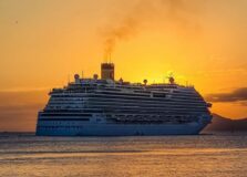 Após surto de Covid-19, passageiros são impedidos de desembarcar de navio em Salvador