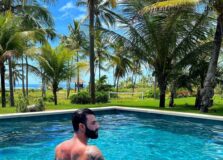 Gusttavo Lima aproveita dia de sol em Praia do Forte