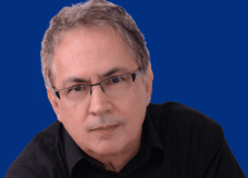 Armando Avena autografa novo livro em Salvador