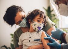 Brasil recebe o primeiro lote de vacinas contra Covid-19 para crianças 