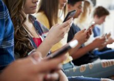 Jovens evitam falar de política nas redes sociais, aponta pesquisa
