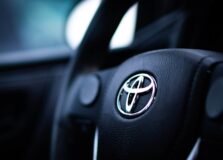 Toyota anuncia recorde de venda em 2021 e amplia distância de sua arquirrival