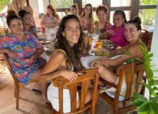 Ju Moraes e Thiciana Zaher recebem Margareth Menezes e outras amigas em Praia do Forte
