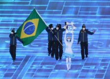 Delegação brasileira desfila na abertura dos Jogos Olímpicos de Inverno 2022