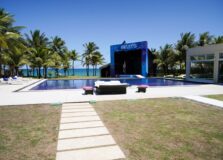 Conheça a mansão onde Anitta e Gkay vão ficar hospedadas, na Bahia, para festas temáticas de Carnaval