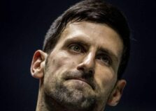 Djokovic deve se vacinar contra a Covid, diz biógrafo