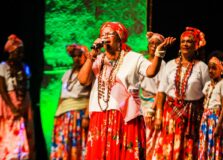 Ganhadeiras de Itapuã celebram Dia de Iemanjá com apresentação gratuita