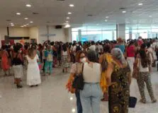 Em meio a protestos de professores, Secretaria de Educação de Salvador realiza evento no Centro de Convenções