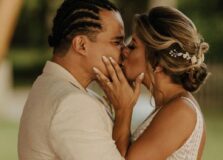 Clarissa Napolli e Adelmo Casé se casaram em destino no sul da Bahia