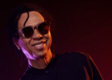 Djavan anuncia show em Salvador