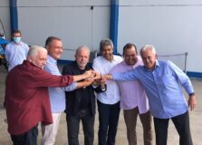 Lula desembarca em Salvador para oficializar chapa governista