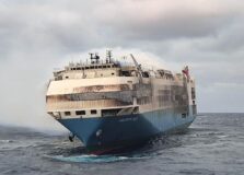 Navio com milhares de carros luxuosos naufragou no Oceano Atlântico