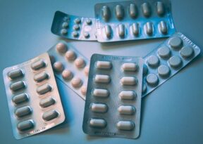 Lei sancionada por Lula autoriza venda de medicamentos em supermercados