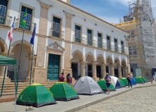 Guardas municipais de Salvador acampam em frente à Câmara de Vereadores