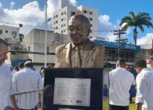 Busto de Milton Santos é inaugurado em frente à UFBA, em Ondina