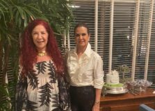 Sandra Maria Sampaio celebrou aniversário com jantar na casa de Vivian Tanure, em Ondina