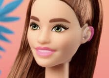 Barbie lança sua primeira boneca com aparelhos auditivos