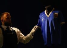 Camisa de Diego Maradona é vendida por milhões em leilão