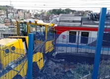 Trens do metrô de Salvador descarrilam e tombam 