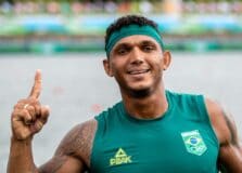 Isaquias Queiroz, canoísta baiano, será porta-bandeira do Brasil em Paris