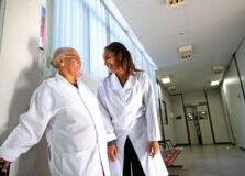 ‘Mães que se doam’: Hemoba promove campanha em homenagem às mães