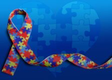 Projeto de lei que inclui símbolo de autismo em placas de prioridade é aprovado na Câmara
