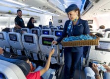 Serviço de bordo em voos começam a ser retomados no Brasil