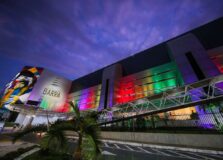 Shopping Barra recebe iluminação colorida em apoio à diversidade