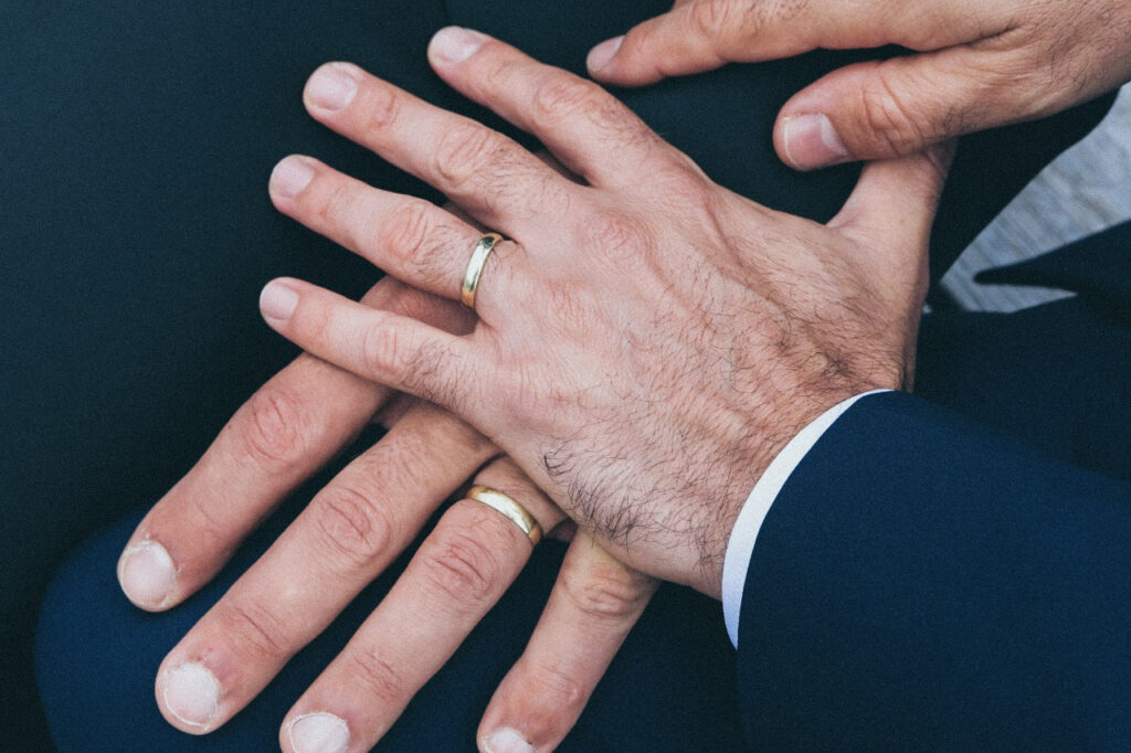 Casal com mãos sobrepostas. Foto: Reprodução.