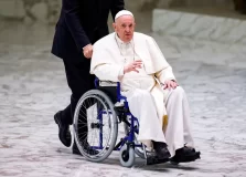 Viagem do papa à África é adiada por problema no joelho