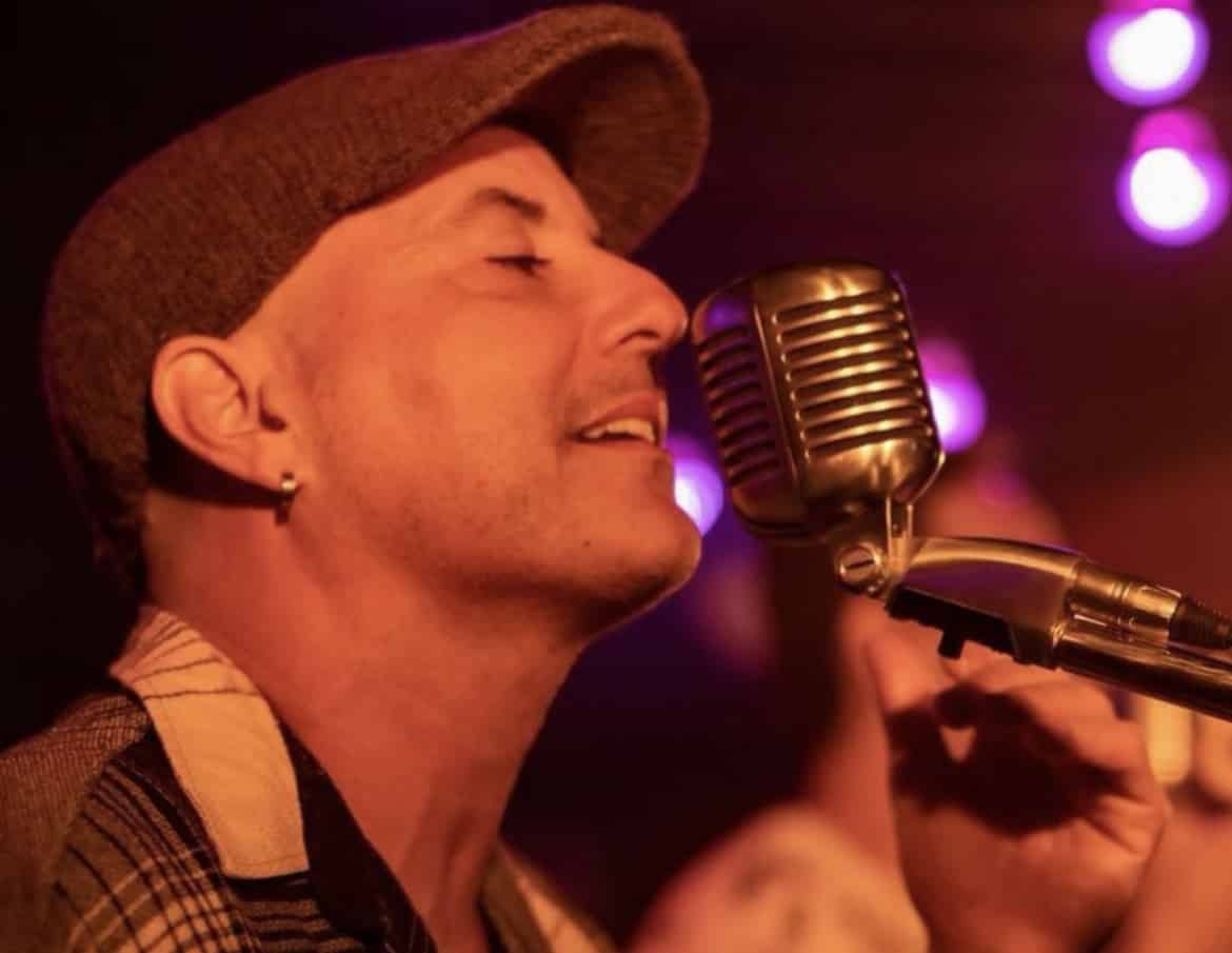 Alex Góes retorna da Espanha para cantar Elton John em restaurante de