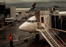 Com centenas de voos cancelados, brasileiros enfrentam dificuldades para voltar de Portugal