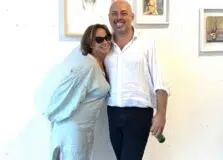 Em Paris, Regininha Mendes prestigia exposição de André Niemeyer