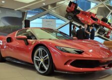 Ferrari apresenta novo modelo híbrido que chegará no Brasil neste ano