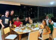 Tiago Holtz ganha jantar de despedida em Salvador