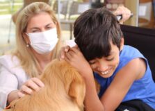 Golden Retriever ajuda em tratamento de garoto na Fundação José Silveira