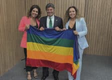 Daniela Mercury comemora lançamento do Formulário Rogéria no CNJ