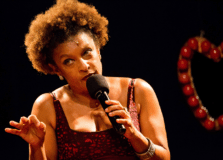 Elisa Lucinda apresenta “Parem de falar mal da rotina” no Teatro Castro Alves