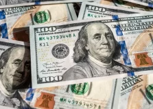 Dólar cai em dia de anúncio de novos ministros