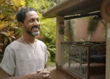 Em série documental, Luis Miranda mostra cantinho da fé em casa de praia na Bahia