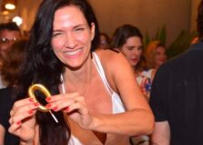 Cris Visnevski ganhou festa surpresa para celebrar 50 anos