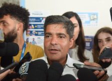 ACM Neto vota com a família em Salvador